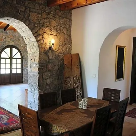 Sleeps 7 Pool Air Con